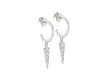 Aros de plata 925 con forma de argolla y dije colgante en forma de triángulo con circonias. Cierre a presión.