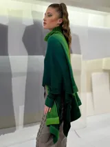 Ruana verde esmeralda de lana merino tejida, teñida artesanalmente, con cuello plisado de fieltro de lana merino.