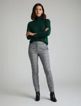 Polera de tejido fino, color rosado, con cuello alto, manga larga y detalle de tajo en los puños.