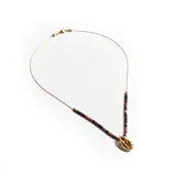 Collar dorado con dije de concha dorada y cuentas negras y rosadas.