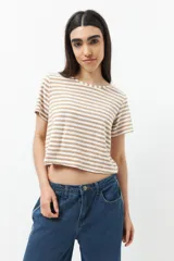 Remera corta a rayas horizontales azul marino y blanco, de manga corta y corte ajustado.