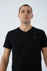 Remera básica de algodón color negro, con escote en V, manga corta y logo bordado en el pecho.