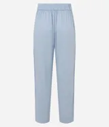 Pantalón fluido Marfinno modelo pijama, color blanco, confeccionado en viscolino. Cuenta con cintura elástica en la espalda, lazo de ajuste, pliegues frontales y bolsillos laterales.