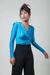 Body de lycra color celeste con escote drapeado y mangas largas.