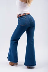 Pantalón de jean estilo Oxford de tiro alto, con ajuste en muslos y corte acampanado en la parte inferior. Presenta un lavado azul clásico y costuras reforzadas.