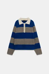 Jersey de punto a rayas horizontales azules y grises, con cuello tipo polo en color beige y cierre frontal con botones.