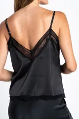 Blusa satinada negra con tirantes finos, escote en V y detalles de encaje en el escote y el dobladillo.