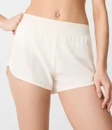 Short deportivo runner de la marca Get Over, color blanco, con cintura ancha elástica y bajo redondeado.