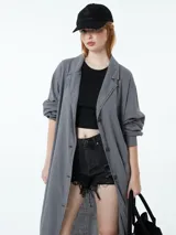 Túnica gris de lino y viscosa, de manga larga con botones y bolsillos laterales.