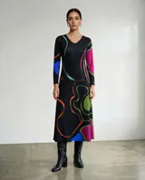 Vestido largo de corte fluido con escote en V y mangas largas. Presenta una estampa exclusiva con diseño orgánico de líneas abstractas en colores vibrantes sobre base negra.