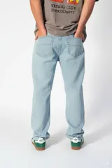 Pantalón de jean celeste de corte amplio y estilo baggy.