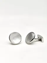 Par de gemelos plateados con centro circular negro.