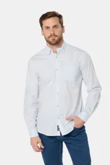 Camisa de hombre color celeste, de manga larga con presilla para enrollar, bolsillo en el pecho y confeccionada 100% en algodón.