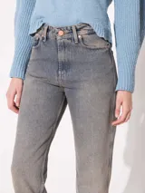 Jeans recto de tiro alto, estilo mom fit, con lavado gastado en tono gris azulado.
