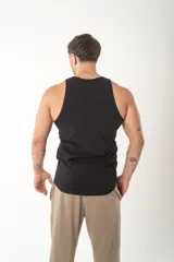 Musculosa negra de corte deportivo con cuello redondo y sisas amplias. Presenta el logo 'GAINS.' bordado en pequeño en el centro del pecho.