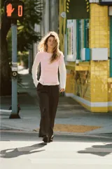 Pantalón de tiro medio con pinzas en el delantero, corte recto y amplio. Cuenta con trabillas en la cintura, bolsillos laterales y cierre frontal con cremallera, botón y gancho metálico.