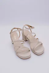 Sandalias plateadas de cuero con plataforma y taco cuadrado.