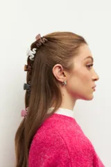 Set de broches para el pelo de diferentes colores.