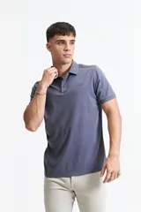 Remera polo azul con logo estampado en el pecho, corte regular y cuello clásico.