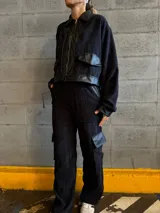 Pantalón cargo de pana negro con bolsillos laterales con solapa y cintura elástica.