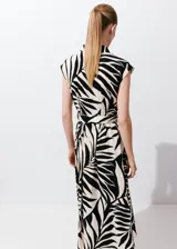 Vestido midi de viscosa con estampado de hojas en blanco y negro, sin mangas, con cuello camisero, cierre frontal de botones y cinturón a juego.