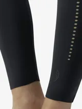 Legging 7/8 de tiro alto con cintura cruzada. Presenta diseño de perforaciones láser laterales y en el bajo. Confeccionada en tejido con efecto moldeador y sujeción firme.