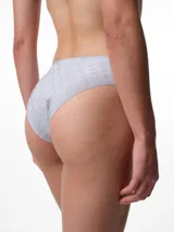 Bombacha tipo bikini de tiro medio confeccionada en microfibra con diseño jacquard. Presenta bordes cortados a láser para un ajuste invisible y cómodo. Cuenta con refuerzo interior de algodón.