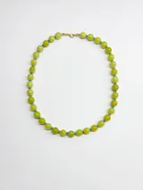 Collar de cuentas esféricas de piedra en tonos verde lima, intercaladas con pequeñas cuentas turquesas y cierre metálico dorado con mosquetón.