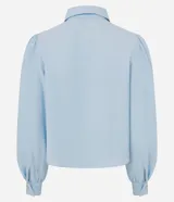 Camisa de crepé color blanco, con cuello inglés, manga larga abullonada con puños abotonados y cierre frontal oculto con botón diferenciado en el cuello.