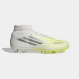 Championes de fútbol Adidas F50 Sparkfusion League de corte medio, diseñados para terreno firme y pasto sintético. Presentan un exterior de material sintético y tela en color blanco con detalles en amarillo neón y plateado, cuello tejido ajustado y suela Sprintplate Fusion para mayor tracción.