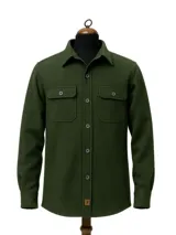 Camisa verde militar de lana con cuello clásico, cierre frontal con botones, dos bolsillos de parche con solapa abotonada en el pecho y puños abotonados.