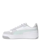 Championes urbanos Puma modelo Carina Street, color negro con suela de plataforma blanca. Presentan diseño de cuero sintético con cordones al tono y logo de la marca en color cobre en el lateral.
