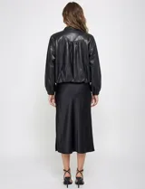 Camperita estilo bomber de eco cuero negra, con cuello mao y cierre frontal metálico. Presenta mangas largas con puños elásticos y elástico en el bajo.