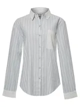 Blusa de manga larga con cuello camisero y cierre frontal de botones. Presenta un diseño a rayas verticales en tonos celeste y blanco, con un bolsillo aplicado en el pecho y puños definidos.
