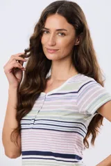 Remera de manga corta con diseño de rayas horizontales en tonos rosado, verde, celeste y azul marino. Cuenta con cuello redondo y una pequeña botonera frontal con tres botones.