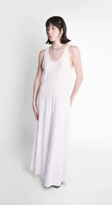 Vestido largo blanco de corte evasé y breteles finos.