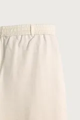 Pantalón de corte wide fit confeccionado en algodón con interior de rizo. Presenta cintura elástica con cordón ajustable y bolsillos laterales.