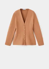 Chaqueta de punto entallada color tostado, con cuello en pico y cierre frontal de botones dorados efecto joya. Presenta mangas largas y un diseño estructurado.