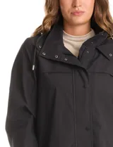 Gabardina impermeable de corte evasé en color azul. Presenta cierre frontal oculto con botones a presión, cuello alto, capucha fija y bolsillos laterales con cierre. Incluye forro interno.