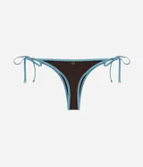 Bombacha de bikini confeccionada en microfibra color blanco con ribetes marrones en contraste, con laterales regulables mediante lazos.