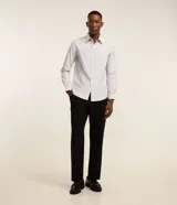 Camisa de vestir para hombre, de manga larga y calce clásico, confeccionada en tricolina de algodón y poliéster, con diseño de cuadros grid en tono celeste claro. Presenta cuello camisero, cierre frontal con botones y puños ajustables con botón único.