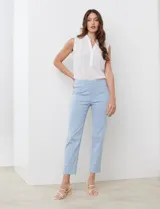 Pantalón de vestir celeste de gabardina elastizada, marca Zac & Rachel. Corte recto, pretina ancha pespunteada y largo al tobillo.