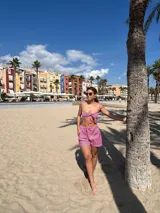 Short de tiro alto con estampado a cuadros rojos y blancos.