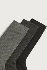 Pack de tres pares de calcetines de caña alta con diseño acanalado en tonos neutros.