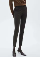 Pantalón de corte skinny y diseño crop, confeccionado en tejido elástico mezcla de poliéster y viscosa. Presenta tiro medio, cierre frontal con botón, gancho y cremallera, además de bolsillos laterales y traseros de ribete.