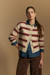 Cardigan de punto con diseño de rayas horizontales en tonos marrón, rosa y beige. Presenta cuello redondo, cierre frontal con botones y mangas largas con puños acanalados.