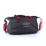 Bolso duffle Umbro gris con detalles en rojo, logo estampado y correa ajustable. Ideal para transportar ropa deportiva y accesorios.