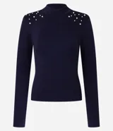 Blusa azul marino de mangas largas, confeccionada en rib con viscosa, cuello alto y perlas artificiales aplicadas en los hombros.