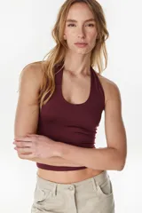 Top halter bordó de corte ajustado y diseño minimalista.