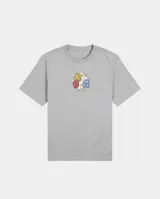 Remera gris de corte regular con estampa central pequeña que presenta letras coloridas con efecto inflado sobre un fondo de nubes.